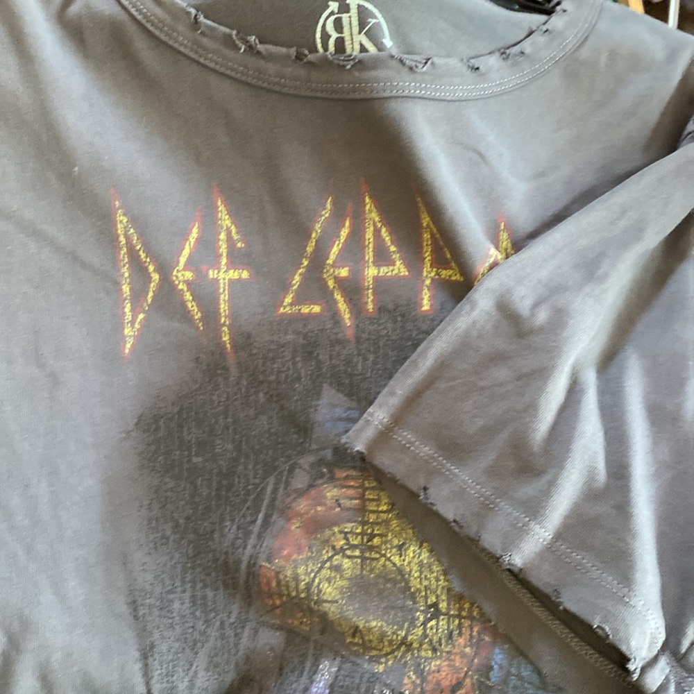 Recycled Karma 💯 Cotton Distressed Longer Sleeves Look Def Leppard Logo Tee New - Picture 13 of 16